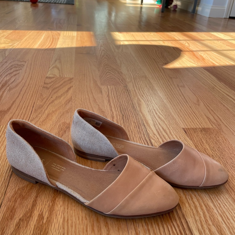 Tom’s neutral size 9 stylish flats